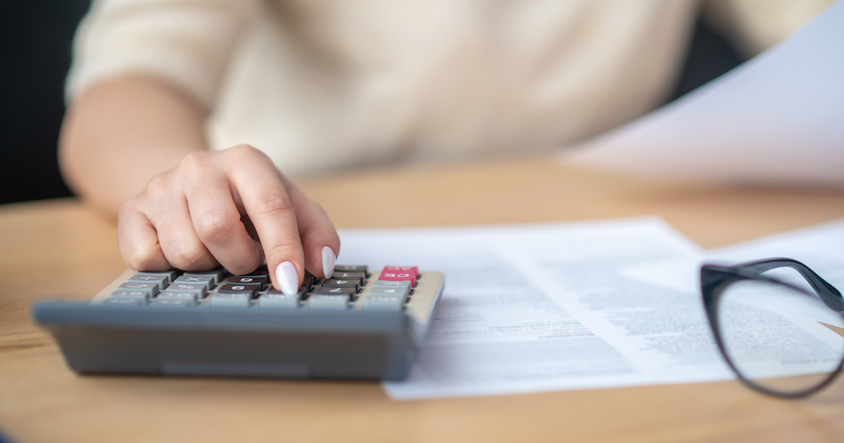 Title card for an AiBoost analysis of UK accountant SEO demand, showing the 530-search monthly cluster and the £4.99 cost per click from DataForSEO Google Ads data.